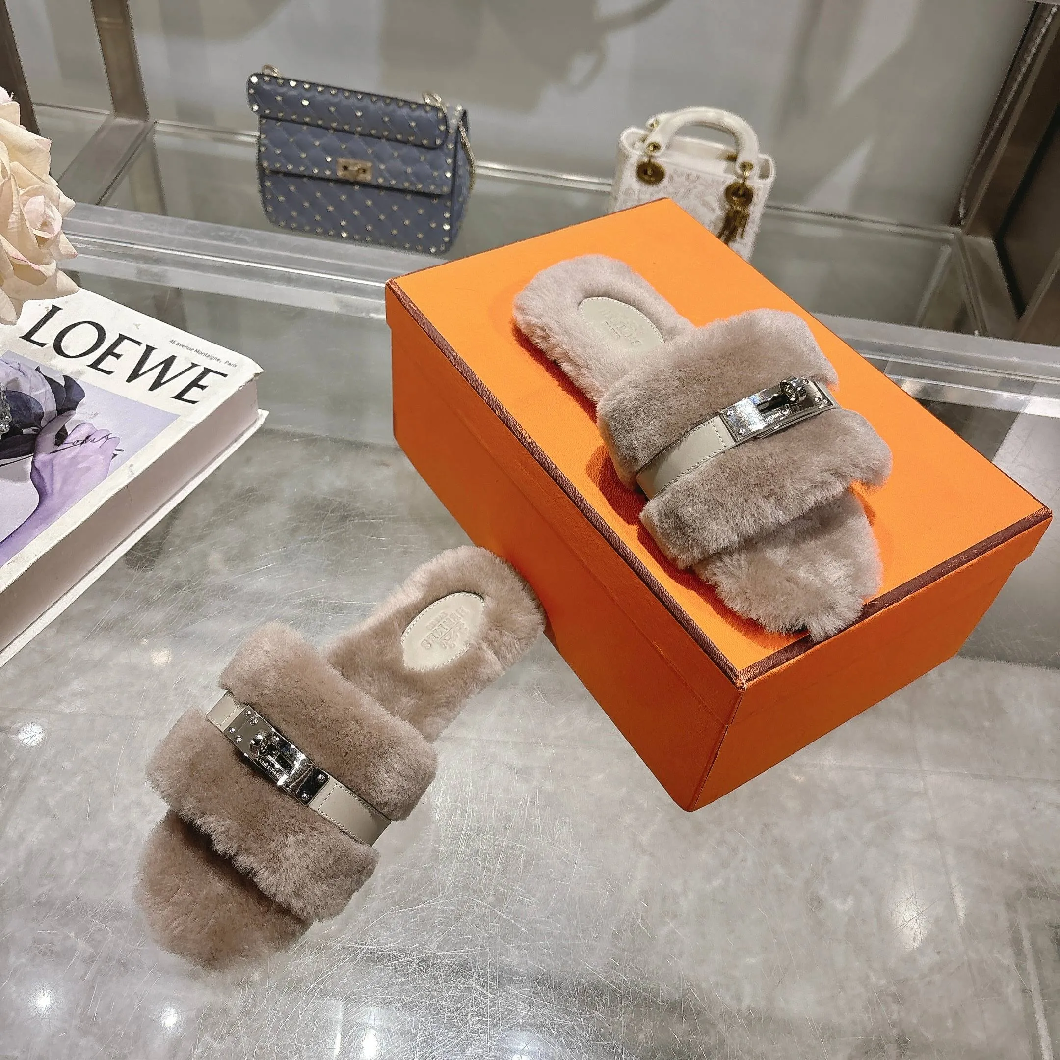 👟👟Ex-factory price 500👟👟 Purchasing agent level Hermes Hermès second uncle hair slippers are in stock all year round. 2025 new and new colors official website, Xiaohongshu synchronizes the latest color matching Hermès hot models are hot online, upgraded workmanship, high quality! Fashionable small wool H-trailers, autumn and winter style flat-soled wool mop, can be customized without standard, non-refundable and non-exchangeable. Fabric: Imported lamb's roll real wool. Lining: Imported lamb's roll real wool. Outsole: Genuine leather outsole. Size: 35-43, [Note: 41, 42, 43 customized]
